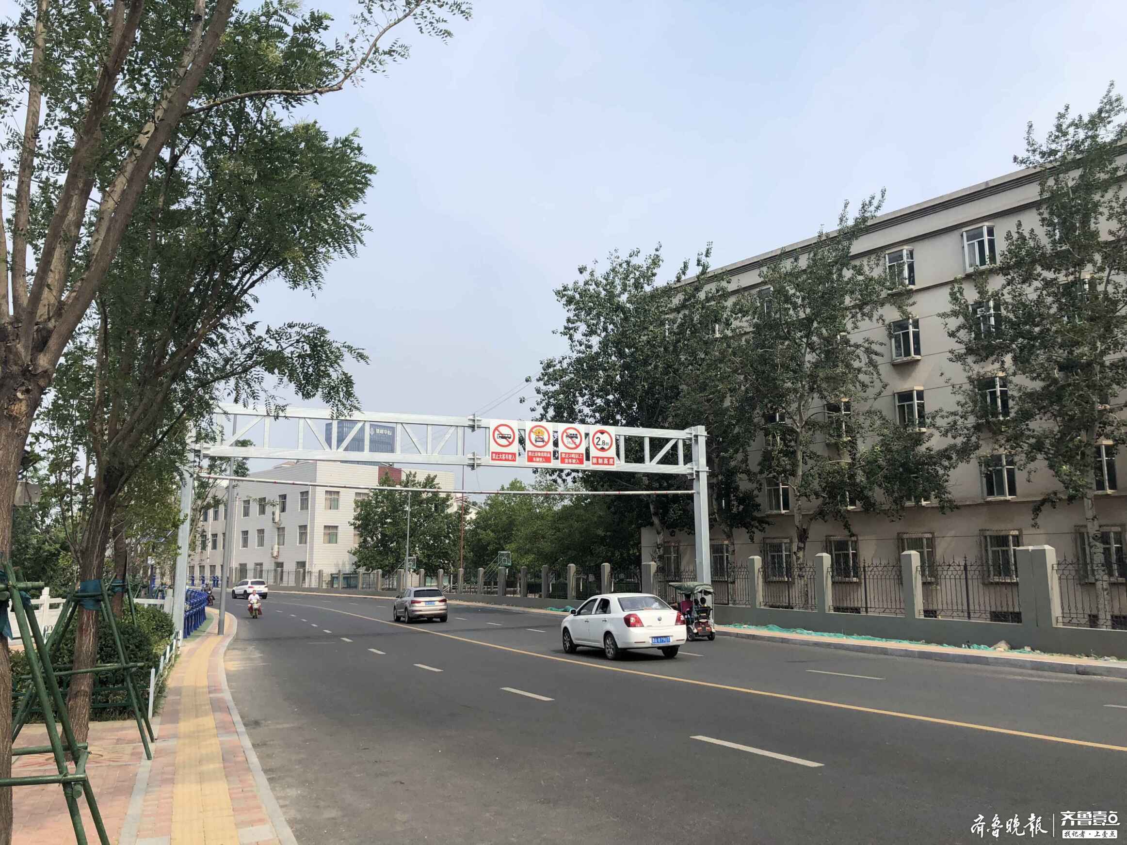 意外:济南大客车撞坏限高杆一周未修，设置竟还无规定？