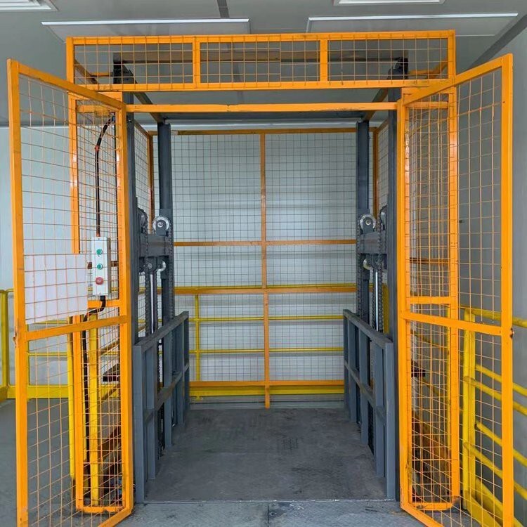 如何保证升降货梯的链条正常工作运行呢_升降平台空间适应性_升降货梯快速运输效率