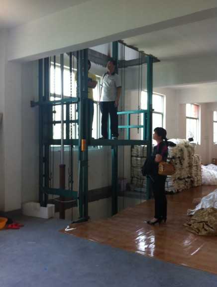 双臂架升降货梯