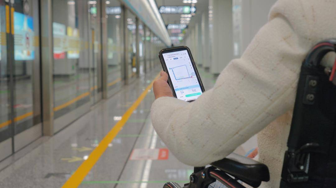 这个轮椅升降机，让残障朋友一脚油门踩碎了歧视