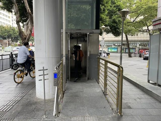 东风东路人行天桥加装电梯_广州市广园建设公司无障碍升降机平台_无障碍升降机生产厂家