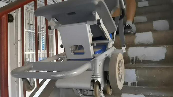 意外:政府买单的爬楼机服务，竟把残疾老人漏了？轮椅升降机呢