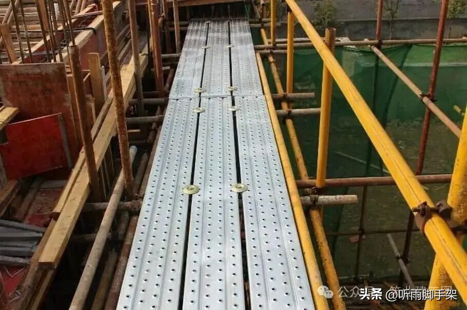 脚手架类型分类_脚手架安全管控_升降货梯中槽钢如何使用