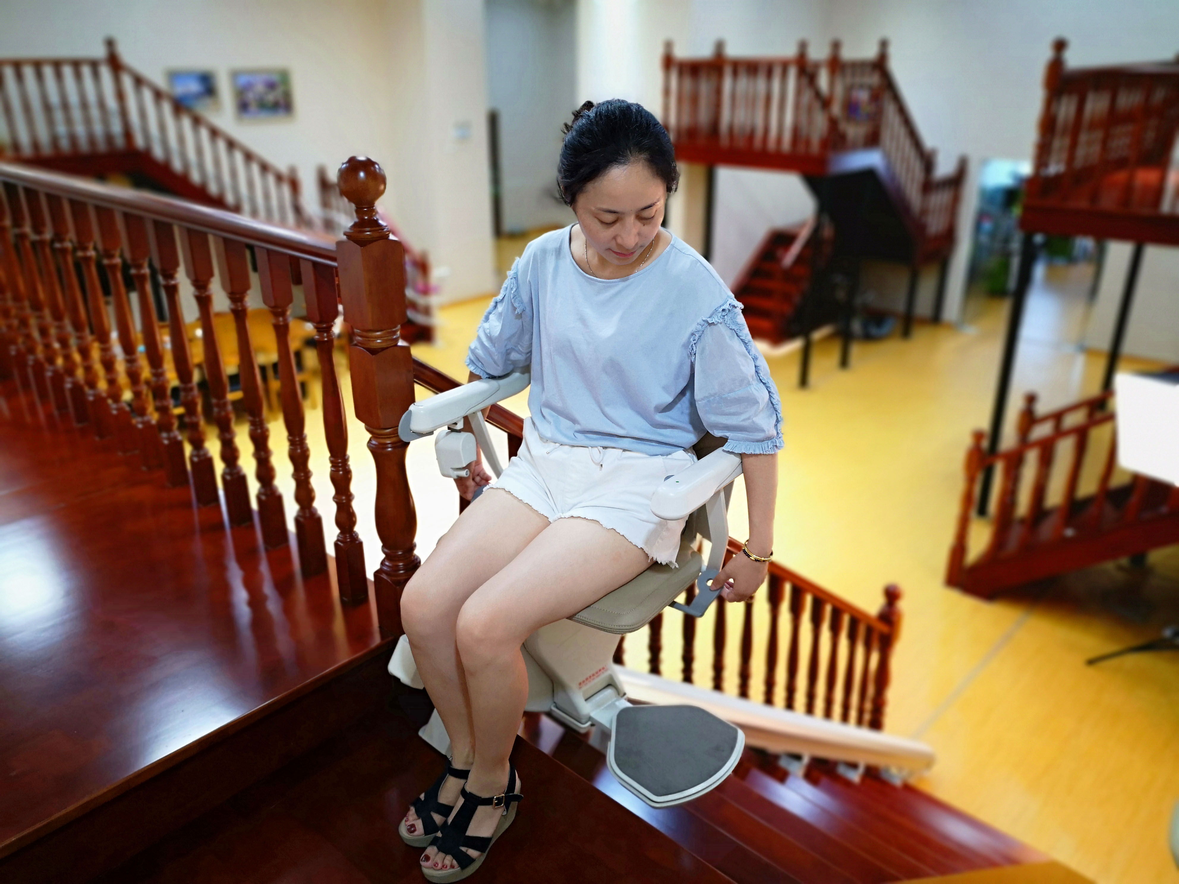 升降货梯如何选购_爱默信楼道座椅电梯（楼梯升降椅）全维优势_选购楼道座椅电梯（楼梯升降椅）攻略